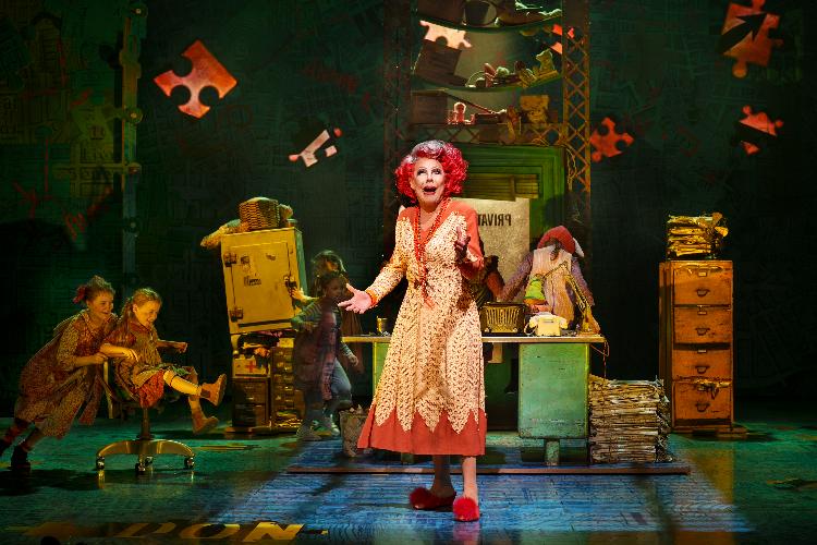 Annie - Review - New Wimbledon Theatre Annie is back!