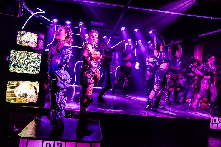 Oscar at the Crown - Review Flirtatious and unique – this is entertaining immersive theatre