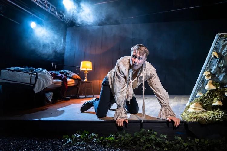 It Walks Around The House At Night - Review - Southwark Playhouse A ghost story that never quite haunts you