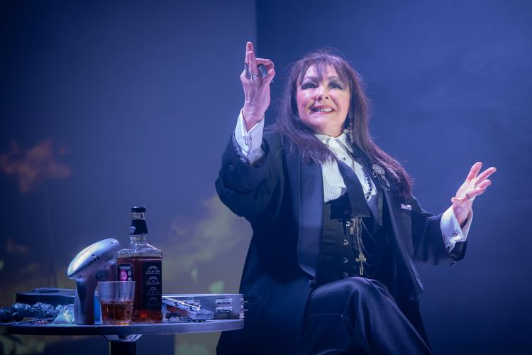  MUSIK - Review - Leicester Square Theatre Billie's back and up to her Trix!  