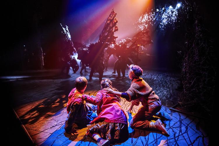 The Ocean at the End of the Lane - Review - Noël Coward Theatre Neil Gaiman’s dark fantasy novel is back
